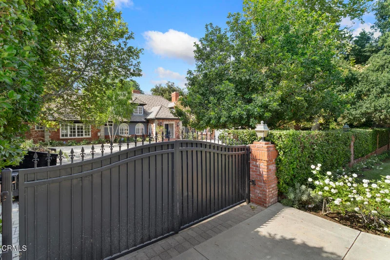 901 Berkshire Avenue, La Canada Flintridge, CA 91011