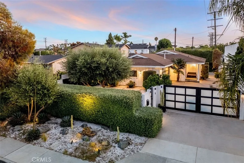 125 Santa Isabel, Costa Mesa, CA 92627