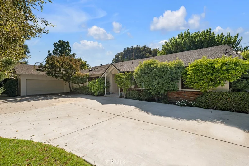8611 Amestoy Avenue, Sherwood Forest, CA 91325