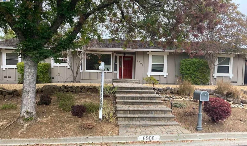 6908 Elwood Rd
