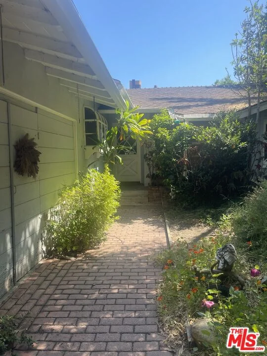 22816 Erwin Street, Woodland Hills, CA 91367