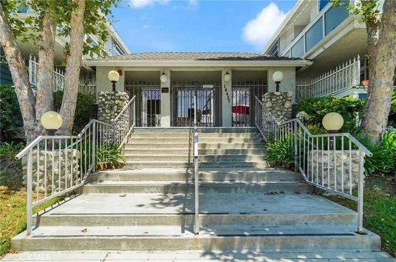 18427 Vincennes Street 49, Northridge, CA 91325