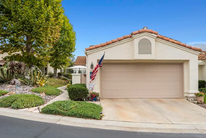9046 Circle R Oaks Ln, Escondido, CA 92026