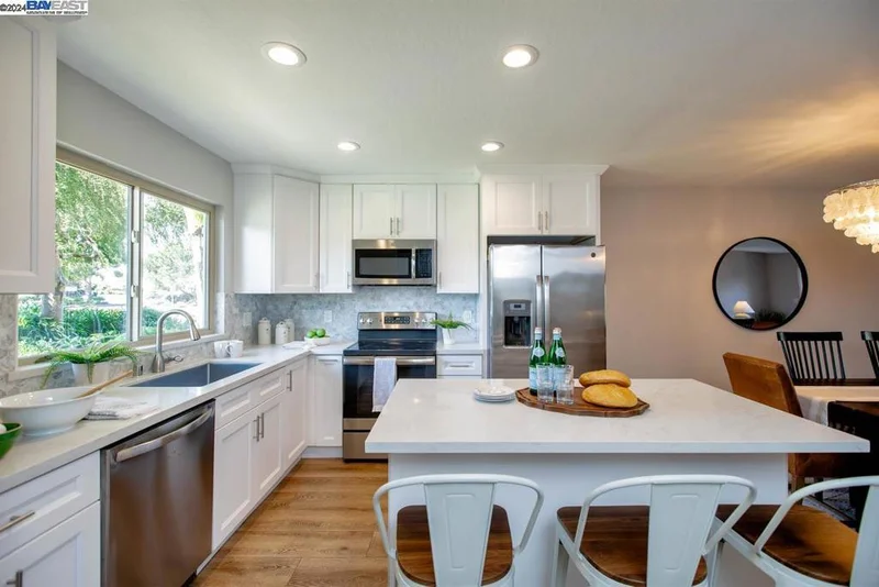 1004 Fontana Dr, Alameda, CA 94502