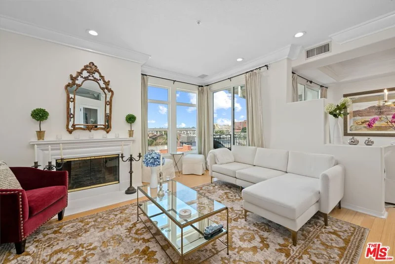 11706 Darlington Avenue 401, Los Angeles, CA 90049