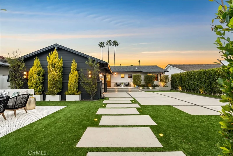 460 Cabrillo Street, Costa Mesa, CA 92627
