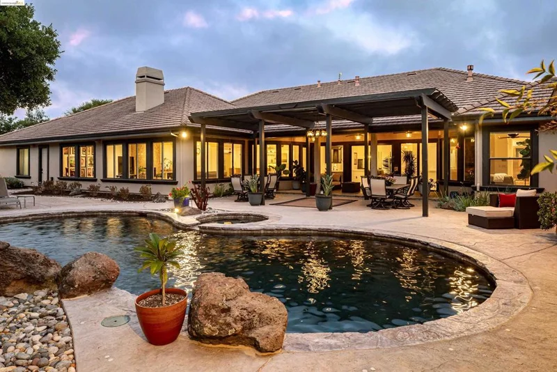 621 Bear Oaks Ln, Martinez, CA 94553
