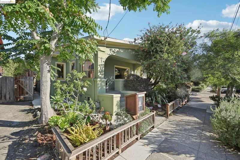 4160 Emerald St, Oakland, CA 94609