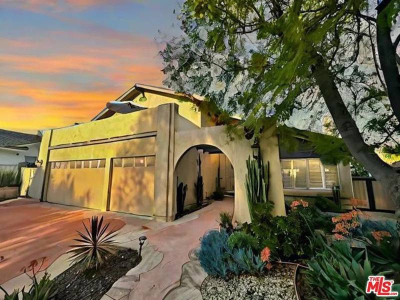 42 Kanan Road, Oak Park, CA 91377