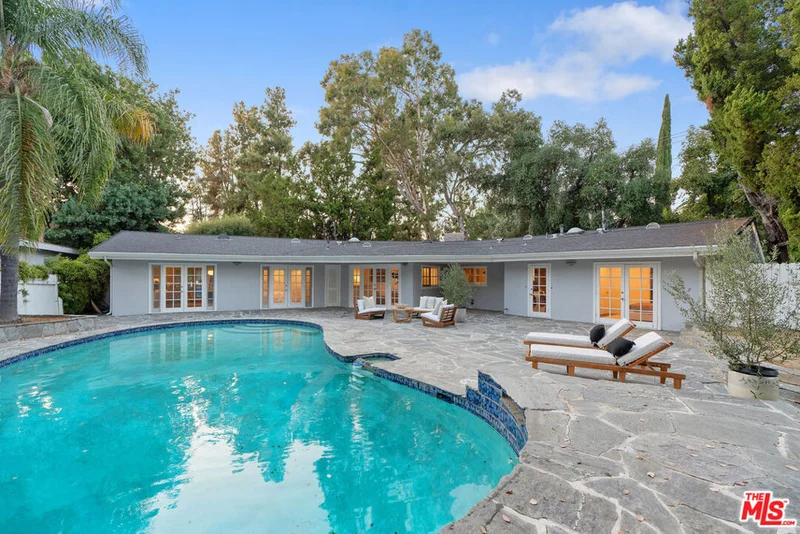5070 Oakdale Avenue, Woodland Hills, CA 91364