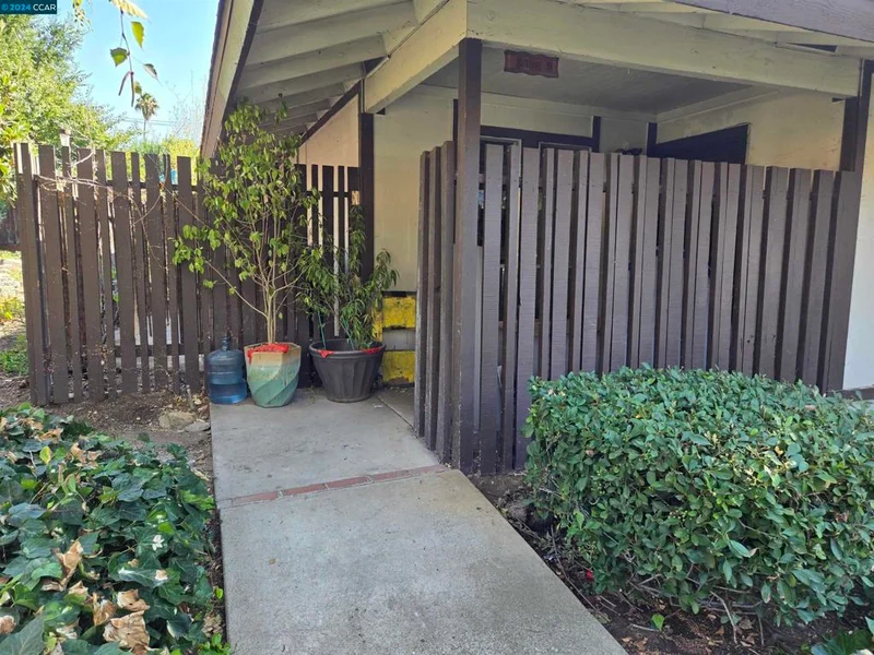 5498 Roundtree Dr B, Concord, CA 94521