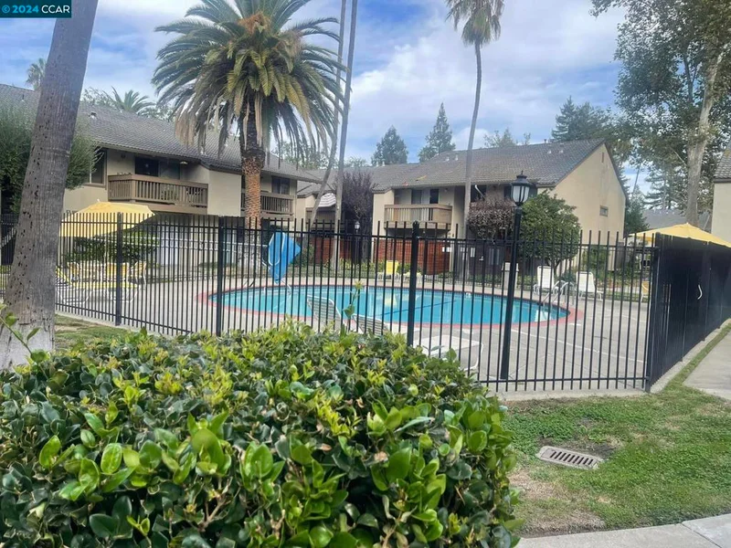 2730 Oak Rd 10, Walnut Creek, CA 94597-2807