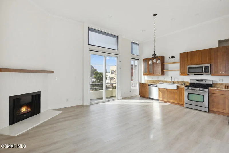 4567 Lexington Avenue 201, Los Angeles, CA 90029