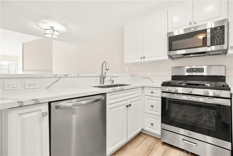 5530 Owensmouth Avenue 325, Woodland Hills, CA 91367