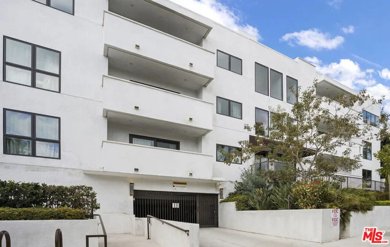859 S Lucerne Boulevard 210, Los Angeles, CA 90005