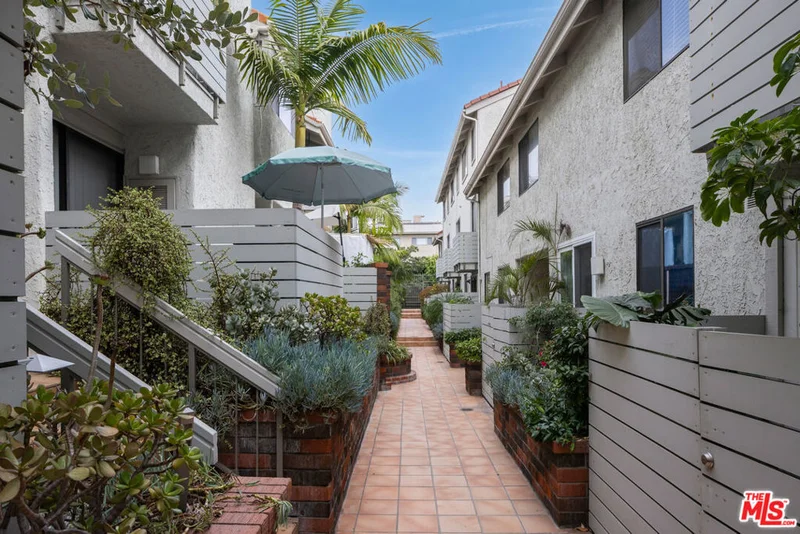 8611 Burton Way 12, Los Angeles, CA 90048