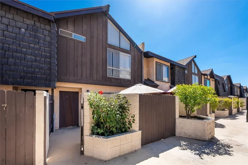 5461 Newcastle Avenue 8, Encino, CA 91316