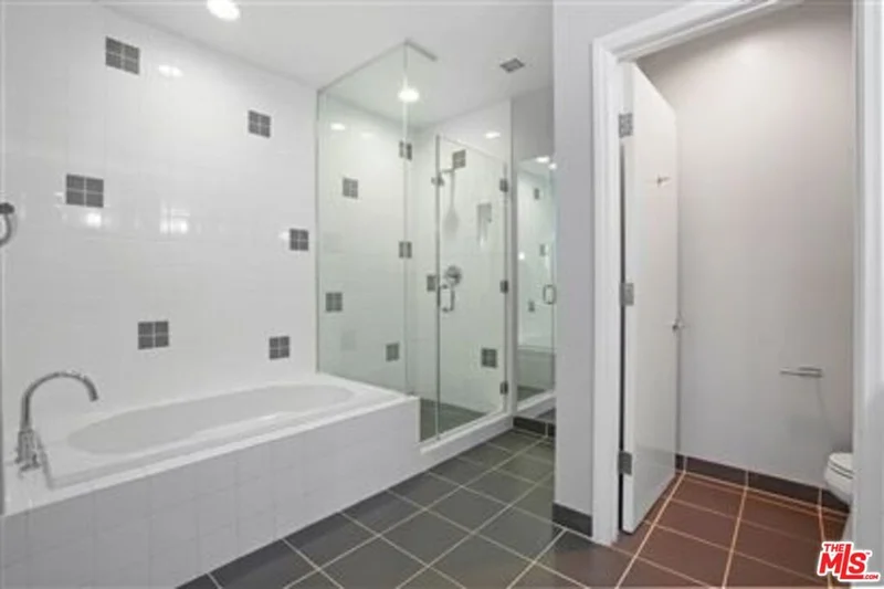 1100 WILSHIRE 3404 photo 2