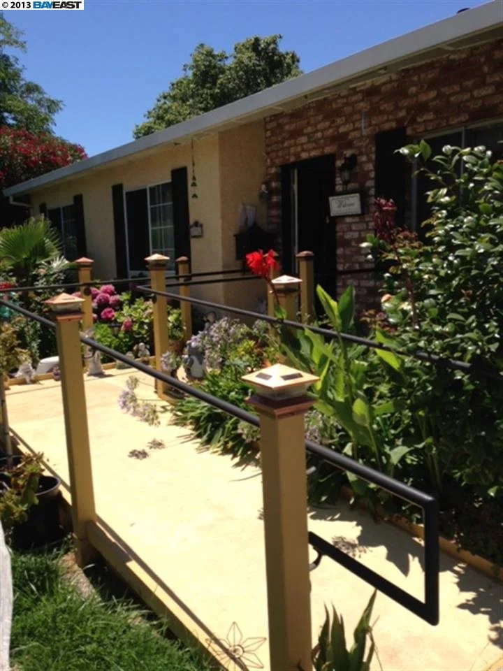8552 Briarwood Ln, Dublin, CA 94568-1221