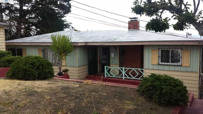 9033 Seneca St, Oakland, CA 94605