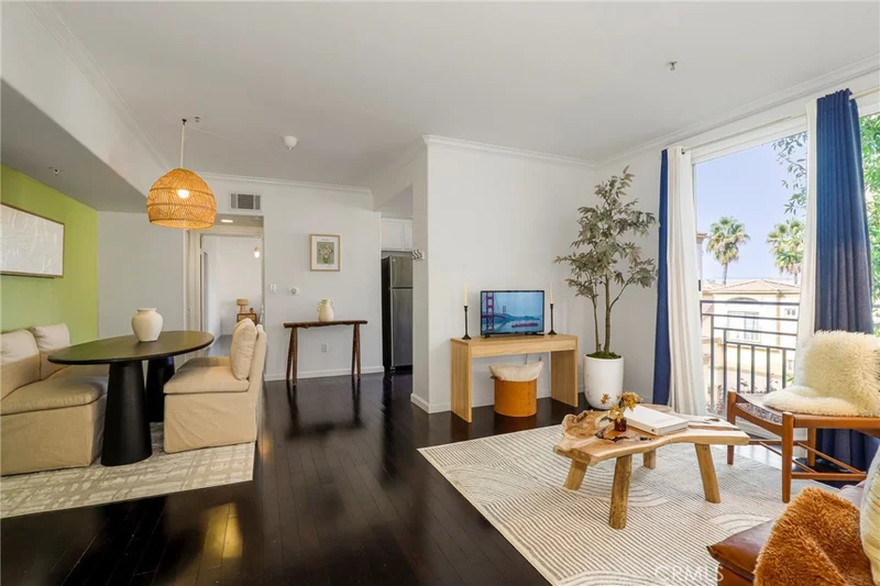 5220 Premiere Hills Circle 114, Woodland Hills, CA 91364