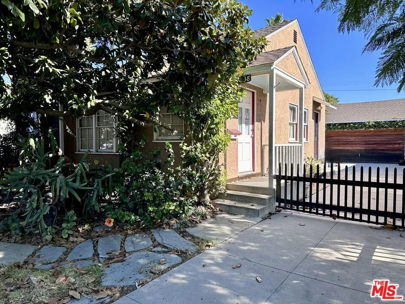 7838 Truxton Avenue, Los Angeles, CA 90045