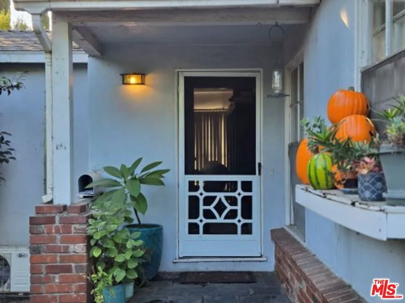 5105 Cartwright Avenue, North Hollywood, CA 91601