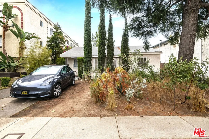 12344 Oxnard Street, North Hollywood, CA 91606