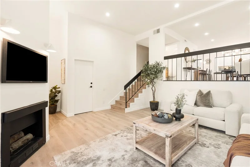 6225 Shoup Avenue 106, Woodland Hills, CA 91367