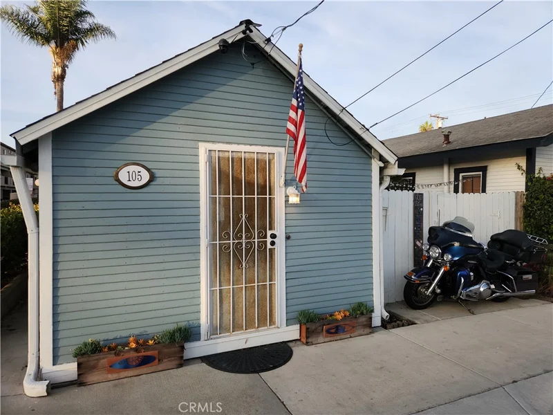 105 Acacia Avenue, Huntington Beach, CA 92648