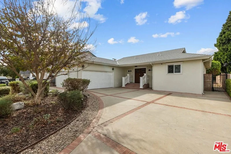 10015 Whitaker Avenue, North Hills, CA 91343