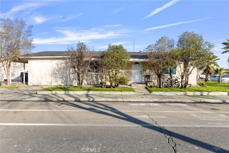 1009 E Cleveland Avenue, Madera, CA 93638