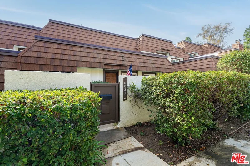 10025 Larwin Avenue 4, Chatsworth, CA 91311