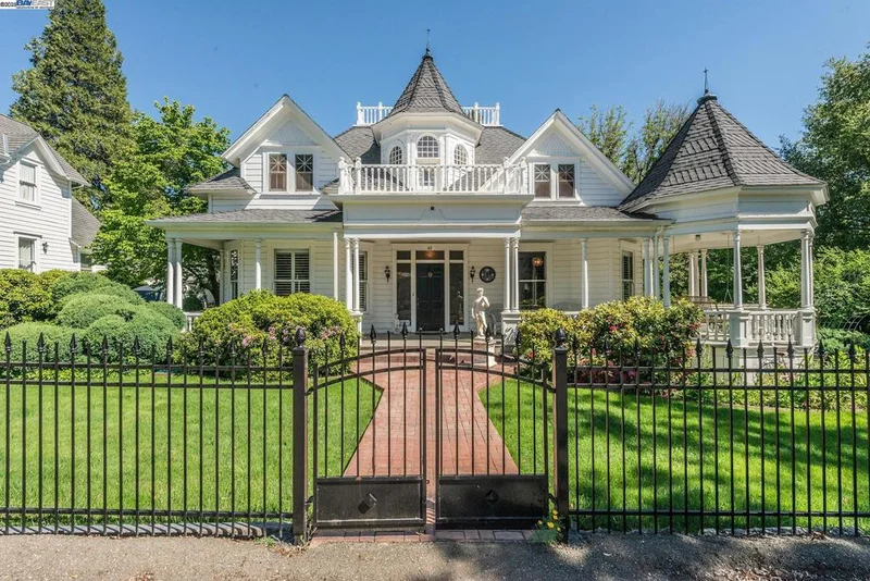 62 Court St, Weaverville, CA 96093