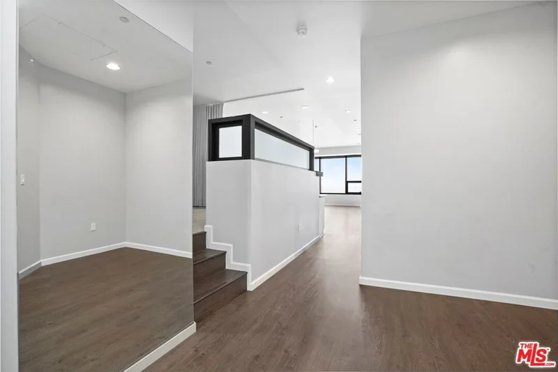 1100 Wilshire 3404 photo 2