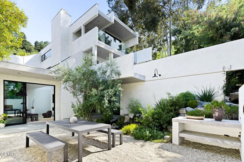 11210 Briarcliff Lane, Studio City, CA 91604