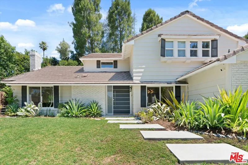 22737 Ia Lane, Woodland Hills, CA 91364