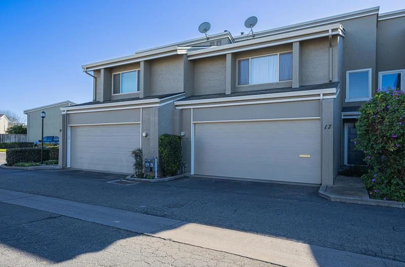 1253 Los Olivos Drive 17, Salinas, CA 93901