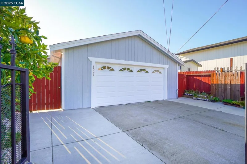 3021 Kansas Street, Oakland, CA 94602-3334