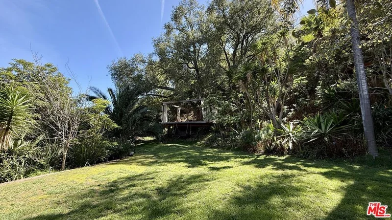 1253 N Bundy Drive, Los Angeles, CA 90049