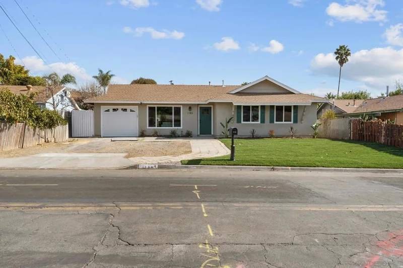 1183 Bobolink Dr, Vista, CA 92083