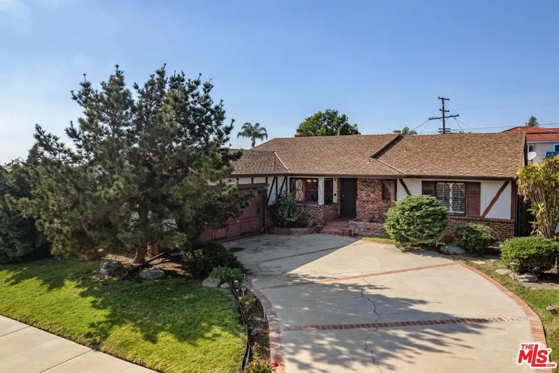 5537 S Corning Avenue, Los Angeles, CA 90056