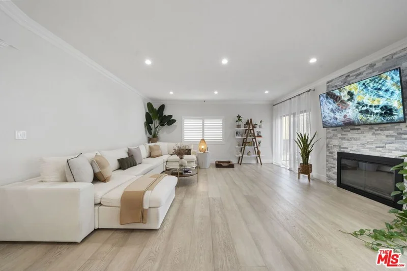 11737 Darlington Avenue 105, Los Angeles, CA 90049