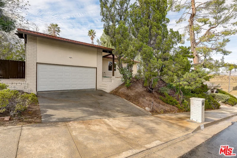 9011 Farralone Avenue, Canoga Park, CA 91304
