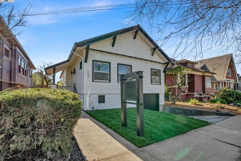 563 62nd St, Oakland, CA 94609