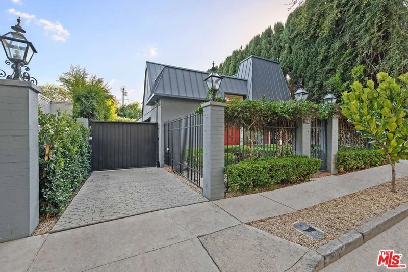 9044 Elevado Street, West Hollywood, CA 90069