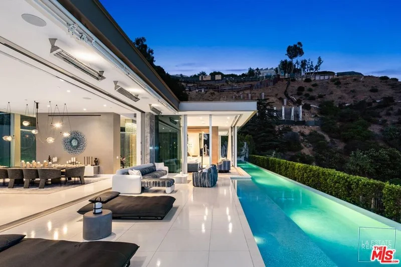 Photo 2 of 1814 N Doheny Drive