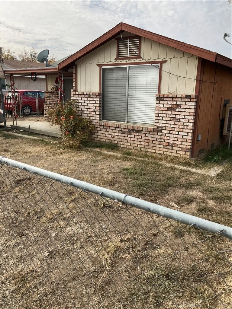 177 S Magnolia Avenue, Farmersville, CA 93223
