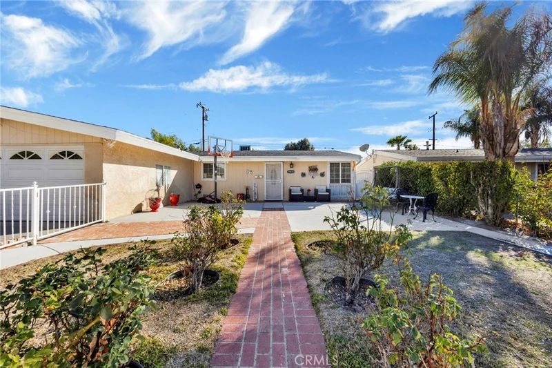 19016 Newhouse Street, Canyon Country, CA 91351