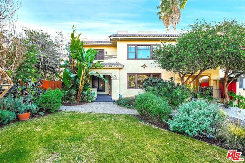 4326 Victoria Park Place, Los Angeles, CA 90019